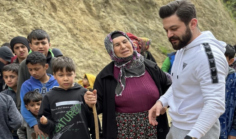 DEPREMZEDELERE ÇOCUKLARA OYUNCAK DAĞITTILAR