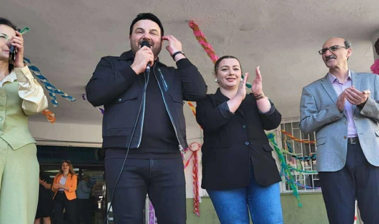 DAVUT GÜLOĞLU’NDAN CİHANGİR ORTAOKULU MEZUNİYETİNE SÜRPRİZ SAHNE