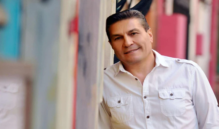 HEM ÇİÇEKÇİ, HEM ŞARKICI