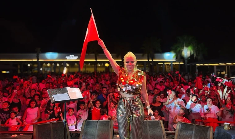 ÖMÜR GEDİK KONSERİNDE 4 BİN TÜRK BAYRAĞI DAĞITILDI