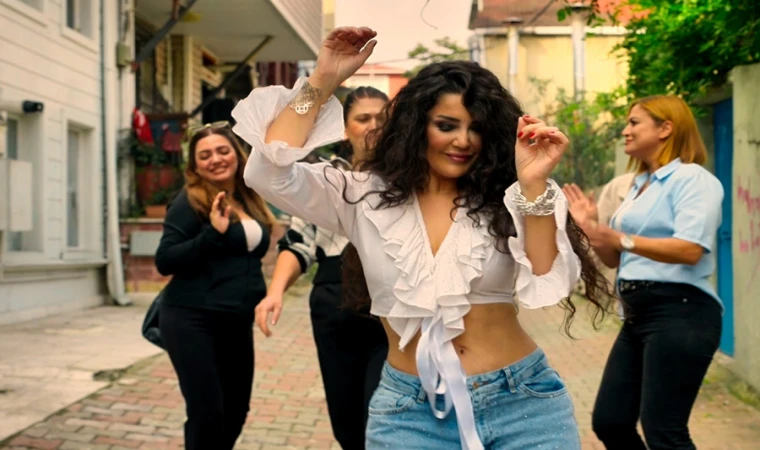 ESRA ÖZTÜRK BEN DEĞİL MÜZİK SOUNDUM DEĞİŞTİ