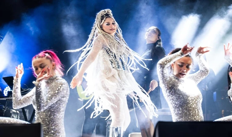 ATİYE BAHARI SAHNEDE BAŞLATTI