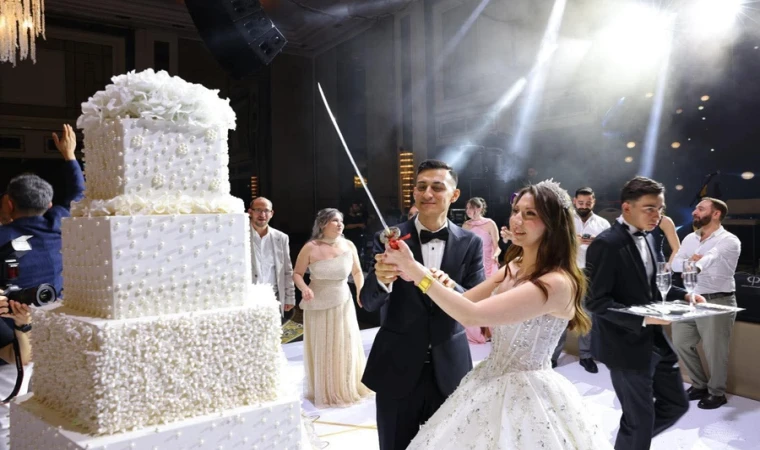 EMİR SÖNMEZ VE ÜLKEM KARAOT GÖRKEMLİ BİR DÜĞÜNLE EVLENDİ