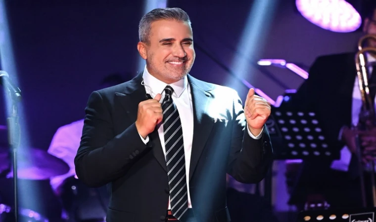 EMRAH’TAN SAHNEDE ON AYRI KUTLAMA