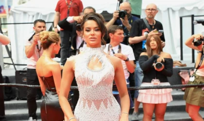 SON BEST MODEL YAĞMUR KARLI CANNES KIRMIZI HALI’DA BÜYÜLEDİ
