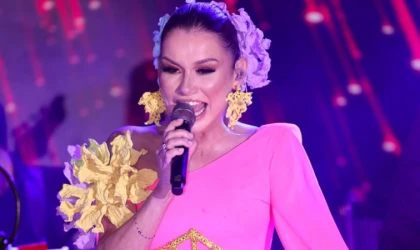 DENİZ SEKİ’DEN YAKIN DOSTUNUN DÜĞÜNÜNDE UNUTULMAZ PERFORMANS