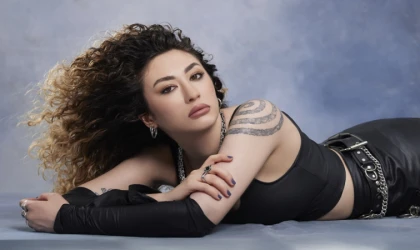 KARİYERİNİN 10. YILINI HARBİYE’DE KUTLUYOR