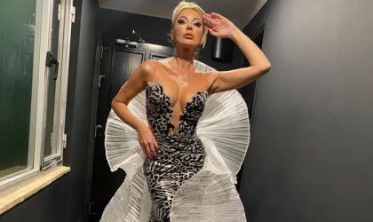 SİYAH İNCİ SAHNEYE DEMİR ATTI