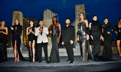 TAPINAKTA DEFİLEYE BÜYÜK İLGİ