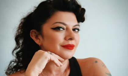 ÖZGE FIŞKIN'DAN FARKLI BİR YENİ YIL ŞARKISI