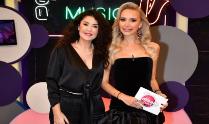 SİNAN AKÇIL’DAN ZEYNEP BOZKAYA’YA SÜRPRİZ ŞARKI!