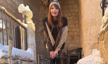 AYÇA VARLIER KAR YAĞISINDAN DOLAYI MAHSUR KALINCA YENİ YILA MARDİN'DE GİRDİ