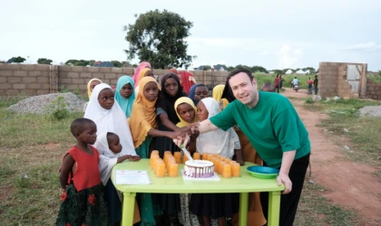 ÖZGÜR ARAS’TAN AFRİKA’YA UMUT TAŞIYAN YOLCULUK