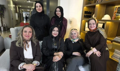 BAŞARILI ERKEĞİN ARKASINDAKİ KADIN