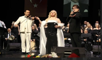 UNUTULMAZ BESTELER AYAKTA ALKIŞLANDI
