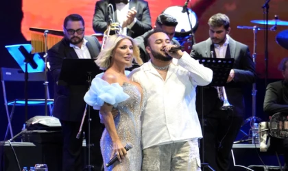 KIYAFETİYLE GÖZ DOLDURDU